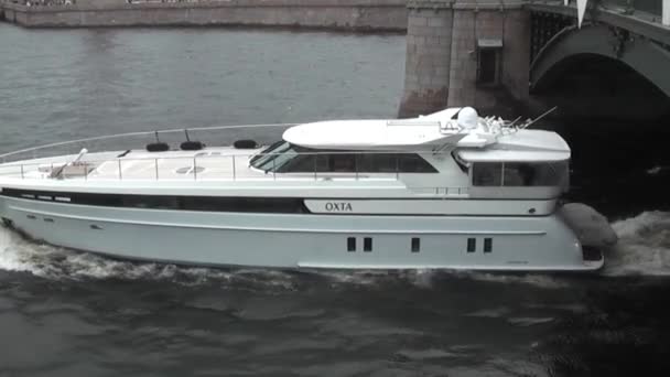 Jacht en boot excursie ontstaan onder de brug — Stockvideo