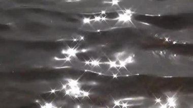 su üzerinde güneşin yansıması