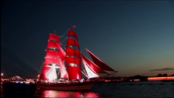 Festival Scarlet Sails em São Petersburgo. Veleiro navegando ao longo da orla — Vídeo de Stock