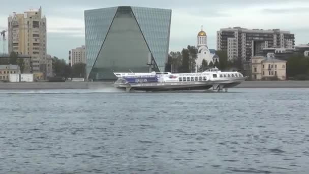 Hydroptère navigue le long de la rivière Neva . — Video