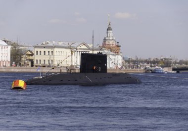 Saint-Petersburg, Rusya Federasyonu-08 Mayıs, denizaltı eğitimde geçit töreni sırasında Zafer Bayramı, 08 Mayıs 2015, St. Petersburg, Rusya Federasyonu için adanmış. 