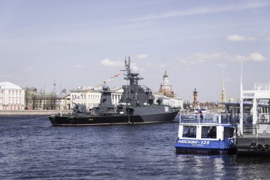 Saint-Petersburg, Rusya Federasyonu-9 Mayıs, içinde geçit töreni sırasında savaş gemileri zafer günü için 09 Mayıs 2015, özel St. Petersburg, Rusya Federasyonu. 