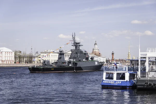 Sint-Petersburg, Rusland-mei 09, oorlogsschepen tijdens een parade gewijd aan de dag van de overwinning, mei 09, 2015, St. Petersburg, Rusland. — Stockfoto
