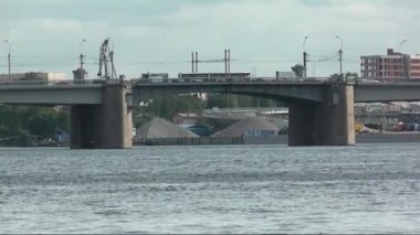 hareketi bir şehir köprüsü üzerinde.