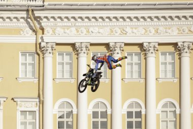 bir motorsikletle atlama