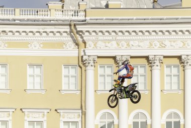 bir motorsikletle atlama