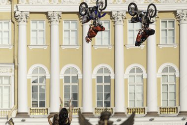 atlet tehlikeli bir sıçrama bisikletle gerçekleştirir.