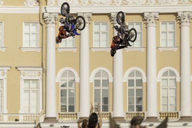 atlet tehlikeli bir sıçrama bisikletle gerçekleştirir.