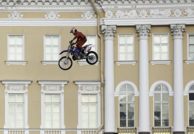 Bir motosiklet atlamak atlet