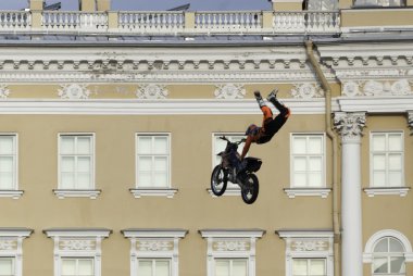 Bir motosiklet atlamak atlet