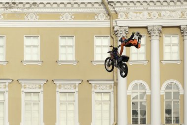 Bir motosiklet atlamak atlet