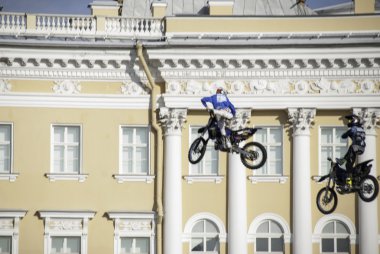 atlet tehlikeli bir sıçrama bisikletle gerçekleştirir.