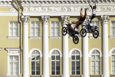 atlet tehlikeli bir sıçrama bisikletle gerçekleştirir.