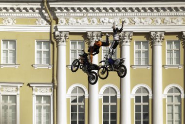 atlet tehlikeli bir sıçrama bisikletle gerçekleştirir.