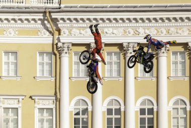 atlet tehlikeli bir sıçrama bisikletle gerçekleştirir.