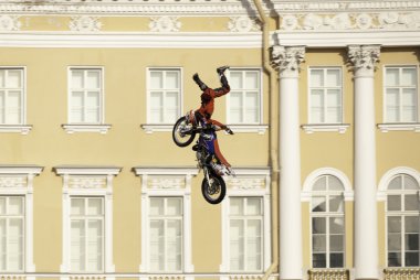 bir motorsikletle atlama