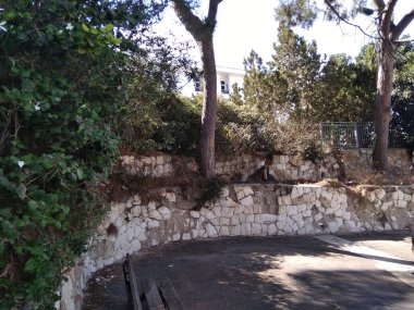 Dağda ve dağın altında harika bir şehir