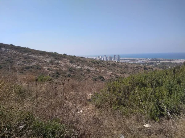 Gran Ciudad Montaña Bajo Montaña —  Fotos de Stock