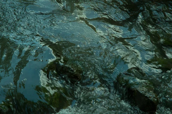 Fließendes Wasser Kauert Moment — Stockfoto