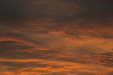 Koyu mavi ve turuncu gökyüzünden kırmızı gökyüzüne her yıl sabah