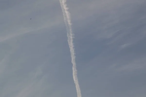 Niebieskie Niebo Mgłą Chmury Ślad Samolotu — Zdjęcie stockowe