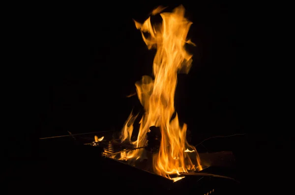 閉じる イブリックとバーベキューのための屋外グリルボックスの火の炎 — ストック写真