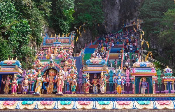 多色の階段の入り口にある神々の数は バツ寺の洞窟につながる — ストック写真