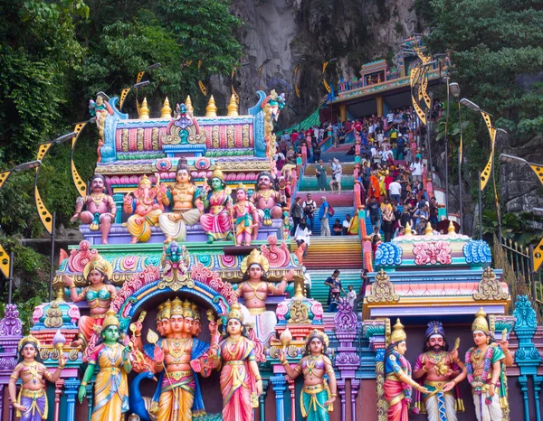 マレーシアのセランゴールのカラフルな階段の前にバトゥ洞窟寺院の入り口にいくつかの神々の偶像 — ストック写真