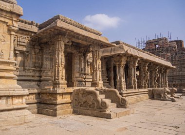 Hampi, Karnataka, Hindistan 'daki görkemli Krishna Tapınağı' nın içinde.