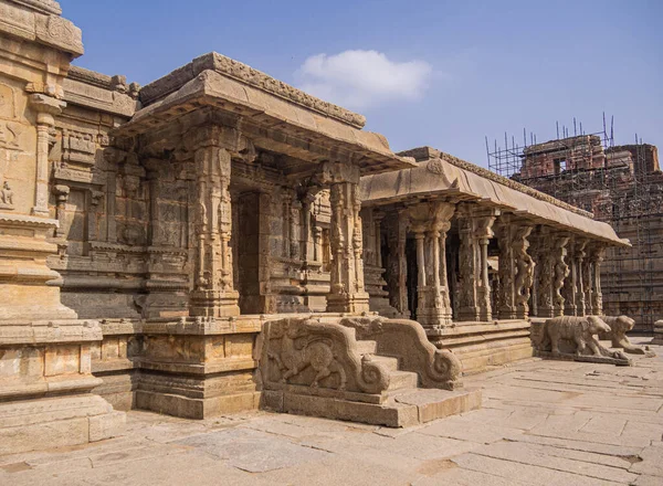 Hampi, Karnataka, Hindistan 'daki görkemli Krishna Tapınağı' nın içinde.