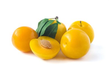 Beyaz arkaplanda olgun erikler