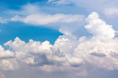 Mavi gökyüzünün arka planında güzel bulutlar.