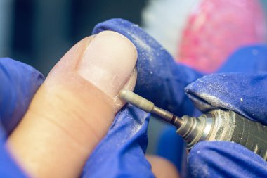 Manikür işlemi, tırnak temizleme makinesiyle kapatılıyor..