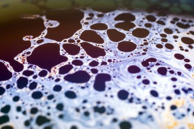 Bir sabun köpüğünün yüzeyindeki ışık tarafından oluşturulan güzel psikedelik soyutlama.