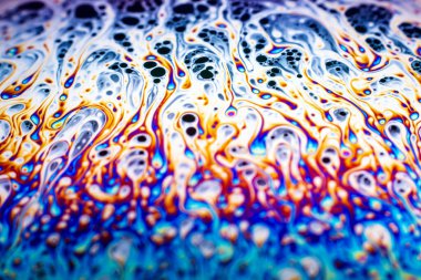 Bir sabun köpüğünün yüzeyindeki ışık tarafından oluşturulan güzel psikedelik soyutlama.