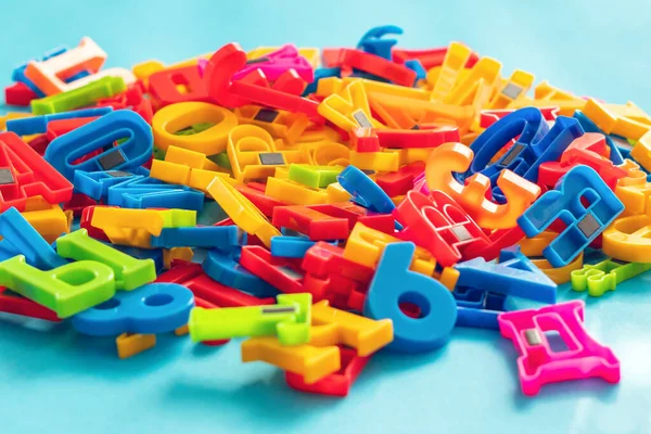 Многоцветные Пластиковые Буквы Синем Фоне — стоковое фото