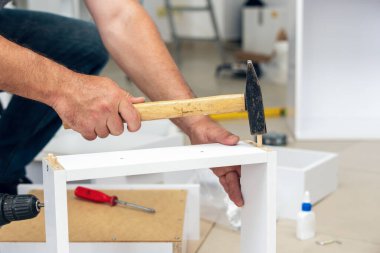 Mobilya montajı, marangoz çekiç kullanır..