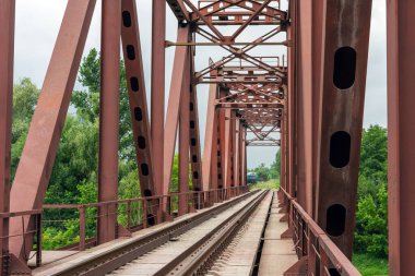 Nehrin üzerindeki eski paslı demiryolu köprüsü.