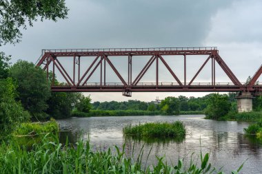 Nehrin üzerindeki eski paslı demiryolu köprüsü.