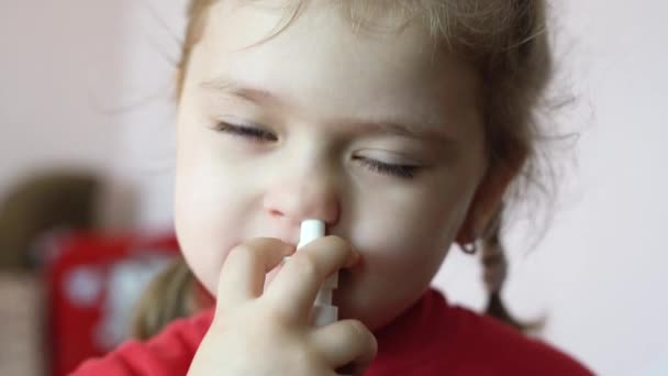 Ein Kleines Mädchen Sprüht Sich Ein Spray Die Nase Behandlung — Stockvideo