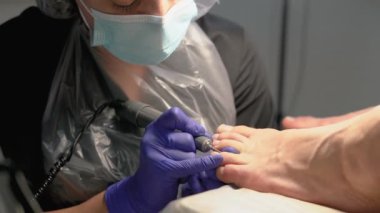 Donanım pedikürü, ayak parmaklarından eski derinin alınması.