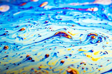 Bir sabun köpüğünün yüzeyindeki ışık tarafından oluşturulan güzel psikedelik soyutlama.