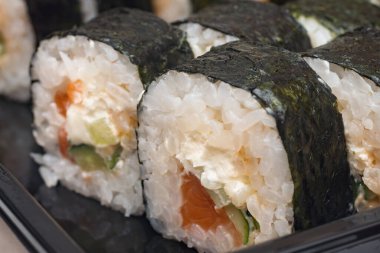 Geleneksel lezzetli suşi rulo futo maki.