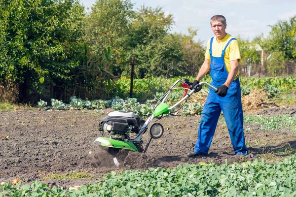 Homem Cultiva Chão Jardim Com Lavrador Preparando Solo Para Semear — Fotografia de Stock