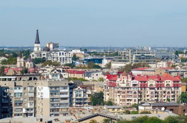 Eski evlerin ve Odessa Ukrayna 'nın yeni binalarının en üst manzarası.