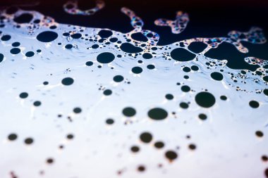 Bir sabun köpüğünün yüzeyindeki ışık tarafından oluşturulan güzel psikedelik soyutlama.