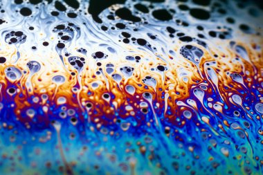 Bir sabun köpüğünün yüzeyindeki ışık tarafından oluşturulan güzel psikedelik soyutlama.