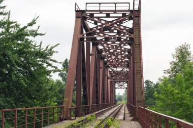 Nehrin üzerindeki eski paslı demiryolu köprüsü.