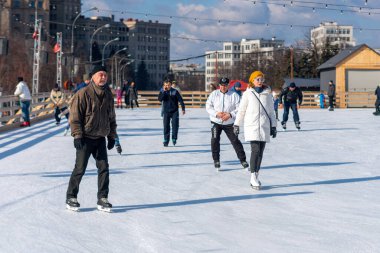 Kharkiv Ukrayna, 21 Şubat 2020: Şehrin merkez meydanında insanlar buz pateni yapıyor.