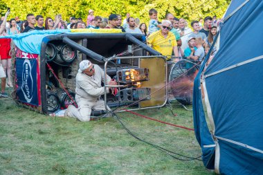 Belaya Tserkov, Ukrayna, 23 Ağustos 2020 Pilot balonu sıcak havayla doldurur..